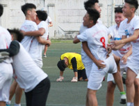 [ẢNH] Cầu thủ THPT Kim Liên bật khóc sau trận thua trước trường Vân Tảo