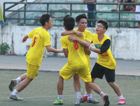 [ẢNH] Cầu thủ THPT Kim Liên bật khóc sau trận thua trước trường Vân Tảo