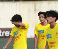 [ẢNH] Cầu thủ THPT Kim Liên bật khóc sau trận thua trước trường Vân Tảo