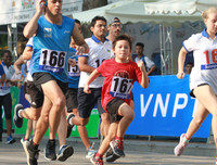 [ẢNH] Thú vị hình ảnh mẹ dắt tay con về đích giải chạy 