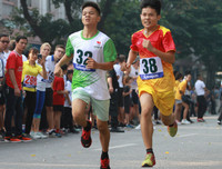 [ẢNH] Thú vị hình ảnh mẹ dắt tay con về đích giải chạy 