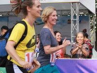 [ẢNH] Thú vị hình ảnh mẹ dắt tay con về đích giải chạy 