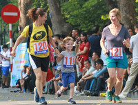 [ẢNH] Thú vị hình ảnh mẹ dắt tay con về đích giải chạy 