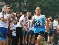 [ẢNH] Thú vị hình ảnh mẹ dắt tay con về đích giải chạy 