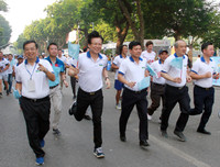 [ẢNH] Thú vị hình ảnh mẹ dắt tay con về đích giải chạy 