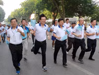 [ẢNH] Thú vị hình ảnh mẹ dắt tay con về đích giải chạy 