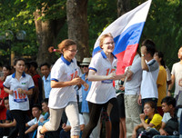 [ẢNH] Thú vị hình ảnh mẹ dắt tay con về đích giải chạy 