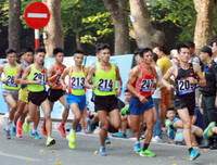 [ẢNH] Thú vị hình ảnh mẹ dắt tay con về đích giải chạy 