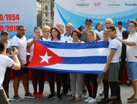 [ẢNH] Thú vị hình ảnh mẹ dắt tay con về đích giải chạy 