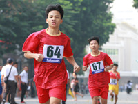 [ẢNH] Thú vị hình ảnh mẹ dắt tay con về đích giải chạy 