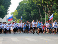 [ẢNH] Thú vị hình ảnh mẹ dắt tay con về đích giải chạy 