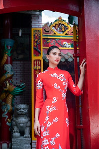 Hoa hậu Tiểu Vy khoe sắc trong trang phục áo dài đón Tết