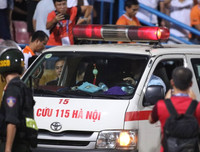 [ẢNH] Pháo sáng ném loạn xạ trên sân Hàng Đẫy, CĐV nữ đi cấp cứu