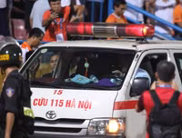 [ẢNH] Pháo sáng ném loạn xạ trên sân Hàng Đẫy, CĐV nữ đi cấp cứu