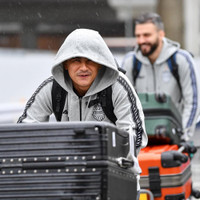 [ẢNH] Xuân Trường lặng lẽ dưới mưa ở Tokyo, chuẩn bị đá Champions League