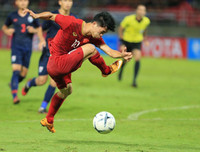 [ẢNH] 'Messi Việt' hội ngộ 'Messi Thái' sau trận hòa không bàn thắng