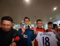 Chùm ảnh Giggs và Scholes đến Hà Nội trong sự chào đón nồng nhiệt của fan M.U
