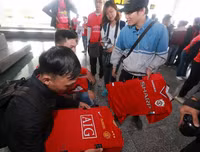 Chùm ảnh Giggs và Scholes đến Hà Nội trong sự chào đón nồng nhiệt của fan M.U