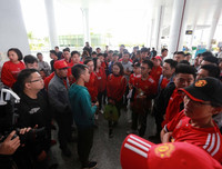 Chùm ảnh Giggs và Scholes đến Hà Nội trong sự chào đón nồng nhiệt của fan M.U