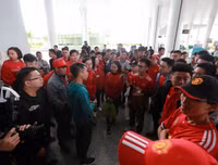 Chùm ảnh Giggs và Scholes đến Hà Nội trong sự chào đón nồng nhiệt của fan M.U