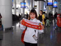 Chùm ảnh Giggs và Scholes đến Hà Nội trong sự chào đón nồng nhiệt của fan M.U