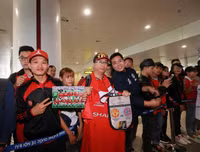 Chùm ảnh Giggs và Scholes đến Hà Nội trong sự chào đón nồng nhiệt của fan M.U