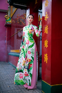 Hoa hậu Tiểu Vy khoe sắc trong trang phục áo dài đón Tết