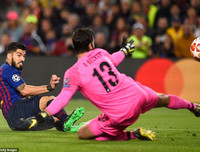 [ẢNH] Suarez ăn mừng phấn khích khi ghi bàn vào lưới đội bóng cũ Liverpool