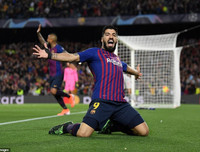 [ẢNH] Suarez ăn mừng phấn khích khi ghi bàn vào lưới đội bóng cũ Liverpool