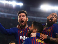 [ẢNH] Suarez ăn mừng phấn khích khi ghi bàn vào lưới đội bóng cũ Liverpool