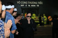 Nghệ sĩ xúc động rơi nước mắt tiễn đưa NSƯT Hoàng Yến