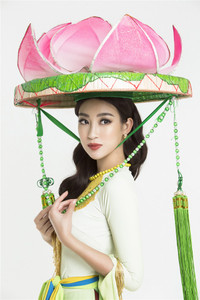 Mỹ Linh mặc áo tứ thân, đội nón hoa sen, múa 