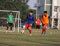 [ẢNH] Xuân Trường trở lại trong lần đầu tiên Việt Nam được tập trên một sân 