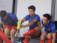 [ẢNH] Xuân Trường trở lại trong lần đầu tiên Việt Nam được tập trên một sân 