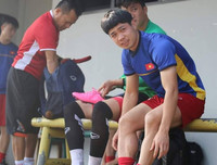 [ẢNH] Xuân Trường trở lại trong lần đầu tiên Việt Nam được tập trên một sân 