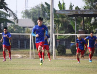 [ẢNH] Xuân Trường trở lại trong lần đầu tiên Việt Nam được tập trên một sân 