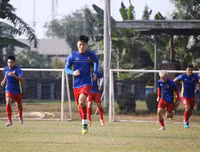 [ẢNH] Xuân Trường trở lại trong lần đầu tiên Việt Nam được tập trên một sân 