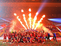 [ẢNH] Mở tiệc bàn thắng trước Chelsea, Liverpool lần đầu nâng cúp vô địch Premier League