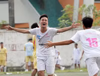 [ẢNH] Đánh bại cựu Á quân, THPT Nguyễn Bỉnh Khiêm đặt một chân vào vòng 1/16