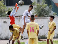 [ẢNH] Đánh bại cựu Á quân, THPT Nguyễn Bỉnh Khiêm đặt một chân vào vòng 1/16