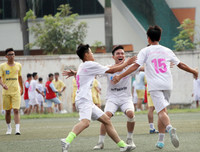 [ẢNH] Đánh bại cựu Á quân, THPT Nguyễn Bỉnh Khiêm đặt một chân vào vòng 1/16