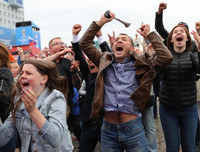 [ẢNH] CĐV xuống đường ăn mừng hoành tráng như tuyển Nga vừa vô địch thế giới