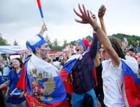 [ẢNH] CĐV xuống đường ăn mừng hoành tráng như tuyển Nga vừa vô địch thế giới