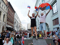 [ẢNH] CĐV xuống đường ăn mừng hoành tráng như tuyển Nga vừa vô địch thế giới