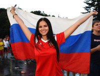 [ẢNH] CĐV xuống đường ăn mừng hoành tráng như tuyển Nga vừa vô địch thế giới