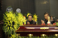 [ẢNH] Nghệ sỹ Việt thương tiếc đưa tiễn NSND Anh Tú về nơi yên giấc ngàn thu