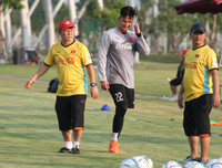 [ẢNH] Thiếu nửa đội hình, thầy Park xếp thủ môn Văn Lâm đá đối kháng