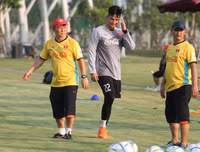 [ẢNH] Thiếu nửa đội hình, thầy Park xếp thủ môn Văn Lâm đá đối kháng