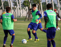 [ẢNH] Thiếu nửa đội hình, thầy Park xếp thủ môn Văn Lâm đá đối kháng