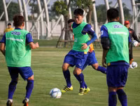 [ẢNH] Thiếu nửa đội hình, thầy Park xếp thủ môn Văn Lâm đá đối kháng